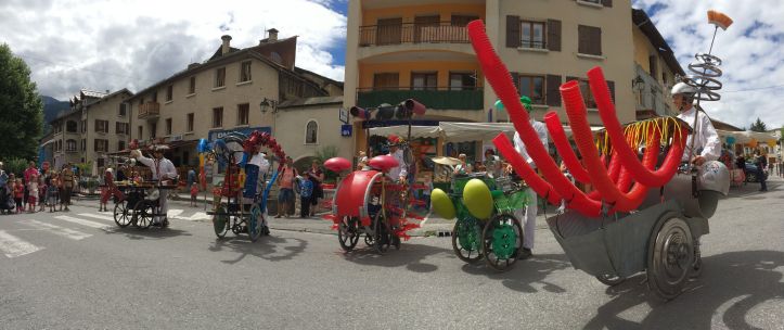 LDdA_Festival_PotesdeMarmots_J1_Spectacle_déambulation_recyclable_Pourkoapas_02