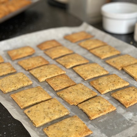 cuisson de crackers anglais aux herbes