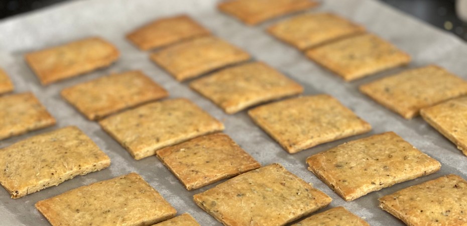 cuisson de crackers anglais aux herbes