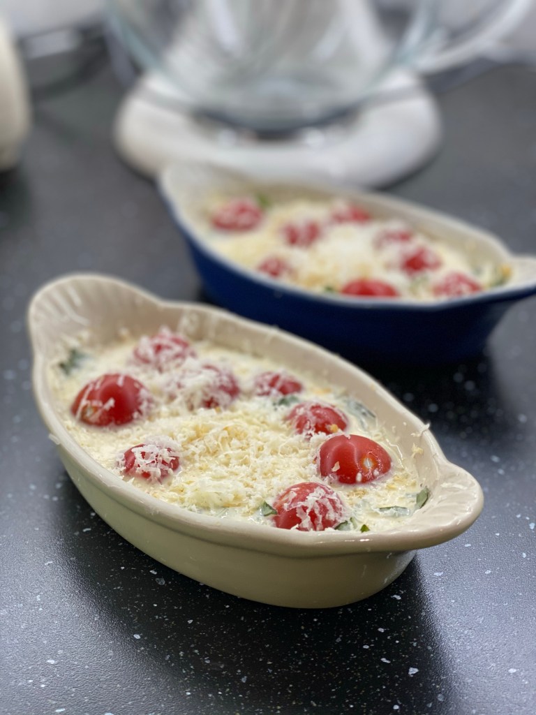Clafoutis de tomates cerises et basilic avant cuisson