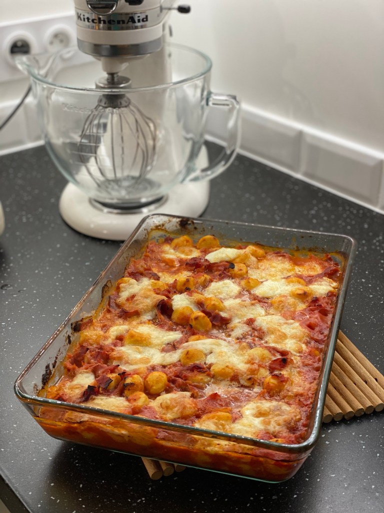 plat de gratin de gnocchi à la mozzarella