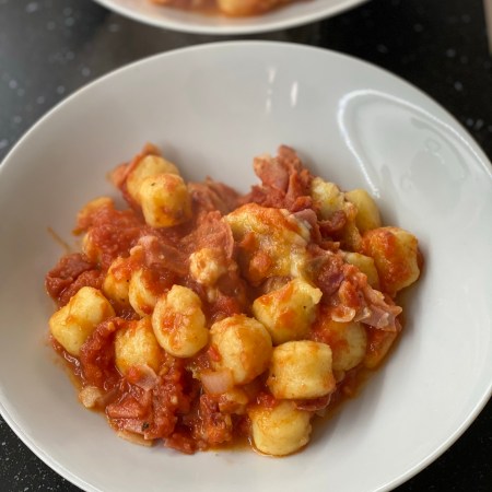 assiette de gratin de gnocchi à la mozzarella