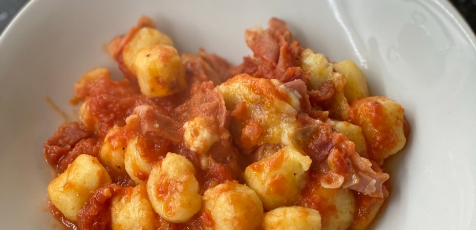 assiette de gratin de gnocchi à la mozzarella