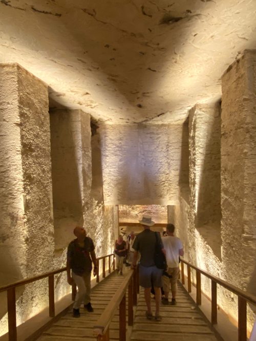 Le tombeau inachevé de Rameses IX (KV6)